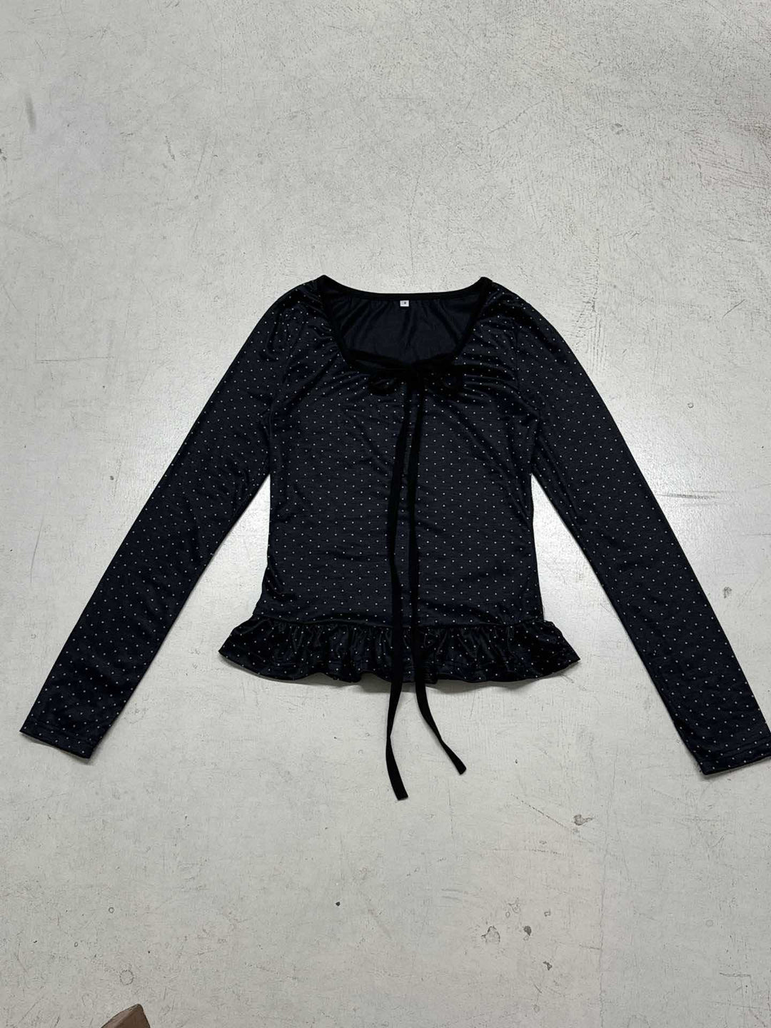 Damen nan tailliertes Longsleeve mit Rüschensaum, Tunnelzug und feinem Punktmuster EB