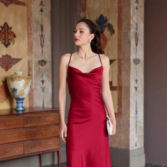 Damen Glänzendes Satin Minikleid mit Spaghettiträgern und elegantem V-Ausschnitt EB
