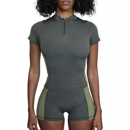 Damen Sportliches Set mit kurzem Oberteil und enganliegenden Shorts EB
