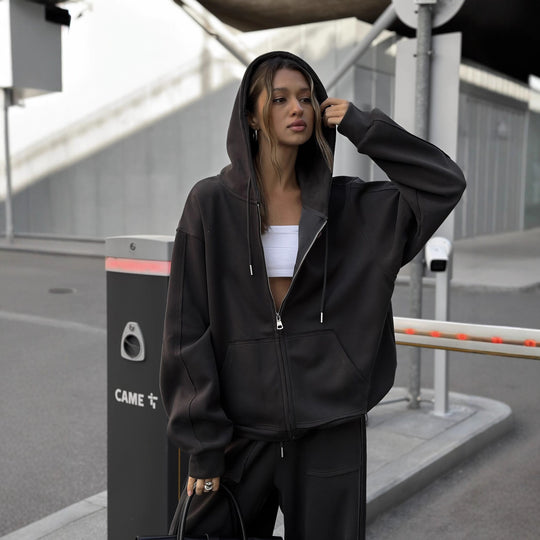 Damen oversized Kapuzenjacke mit Reißverschluss und lässiger Cargo-Loungehose Eichborn Berlin
