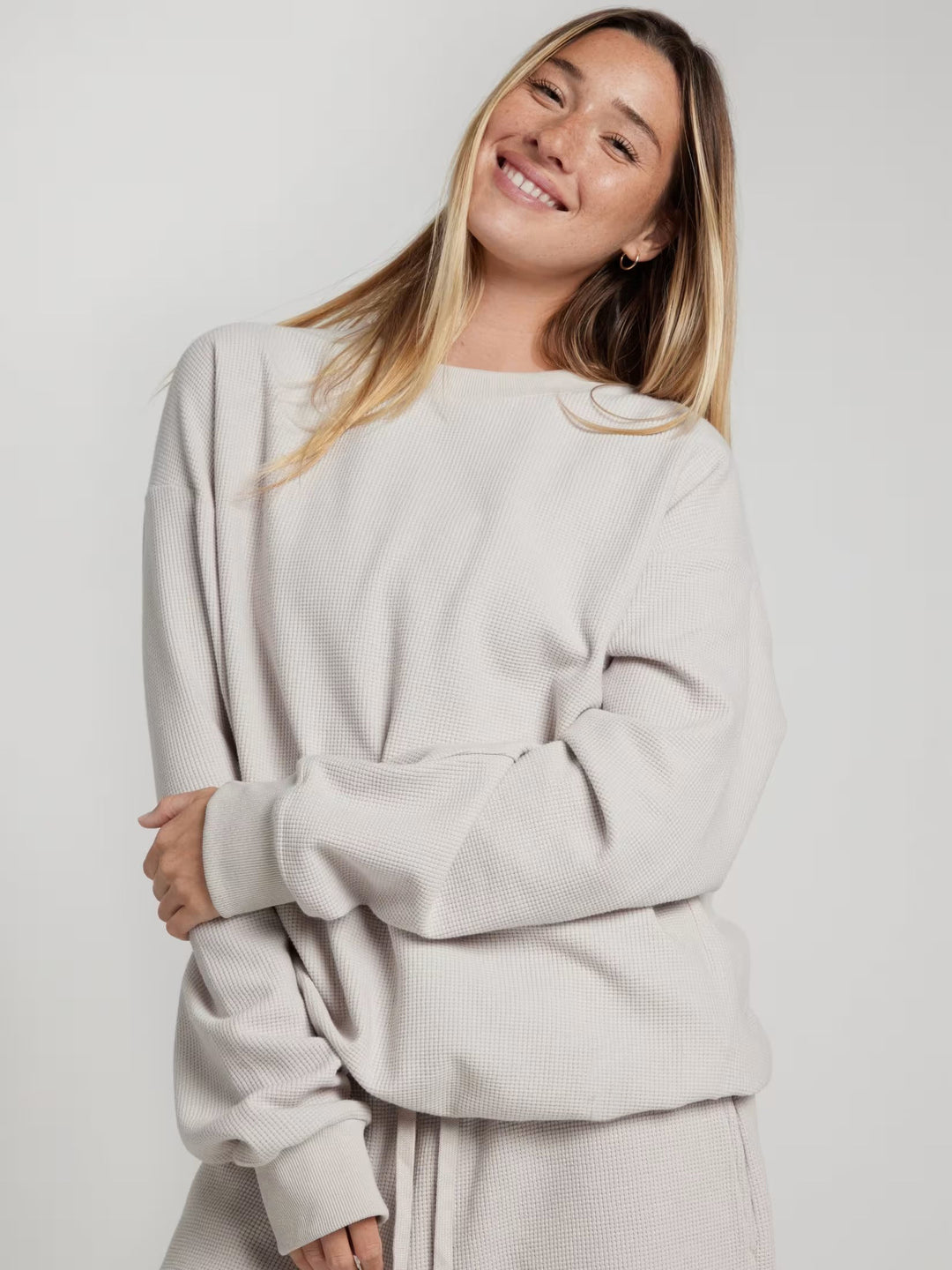 Damen geräumiges Waffelstrick-Loungewear-Set mit Rundhalsausschnitt und Tunnelzughose Eichborn Berlin