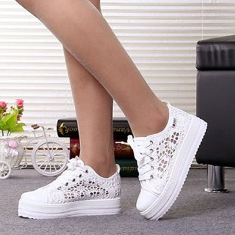 Damen Plateausneaker mit gehäkeltem Spitzeinsatz und gepolstertem Fußbett EB