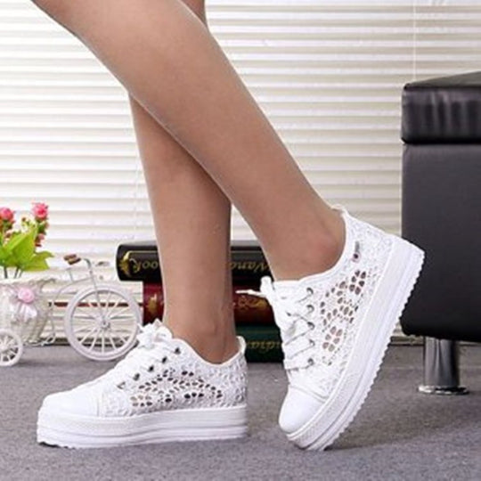 Damen Plateausneaker mit gehäkeltem Spitzeinsatz und gepolstertem Fußbett EB