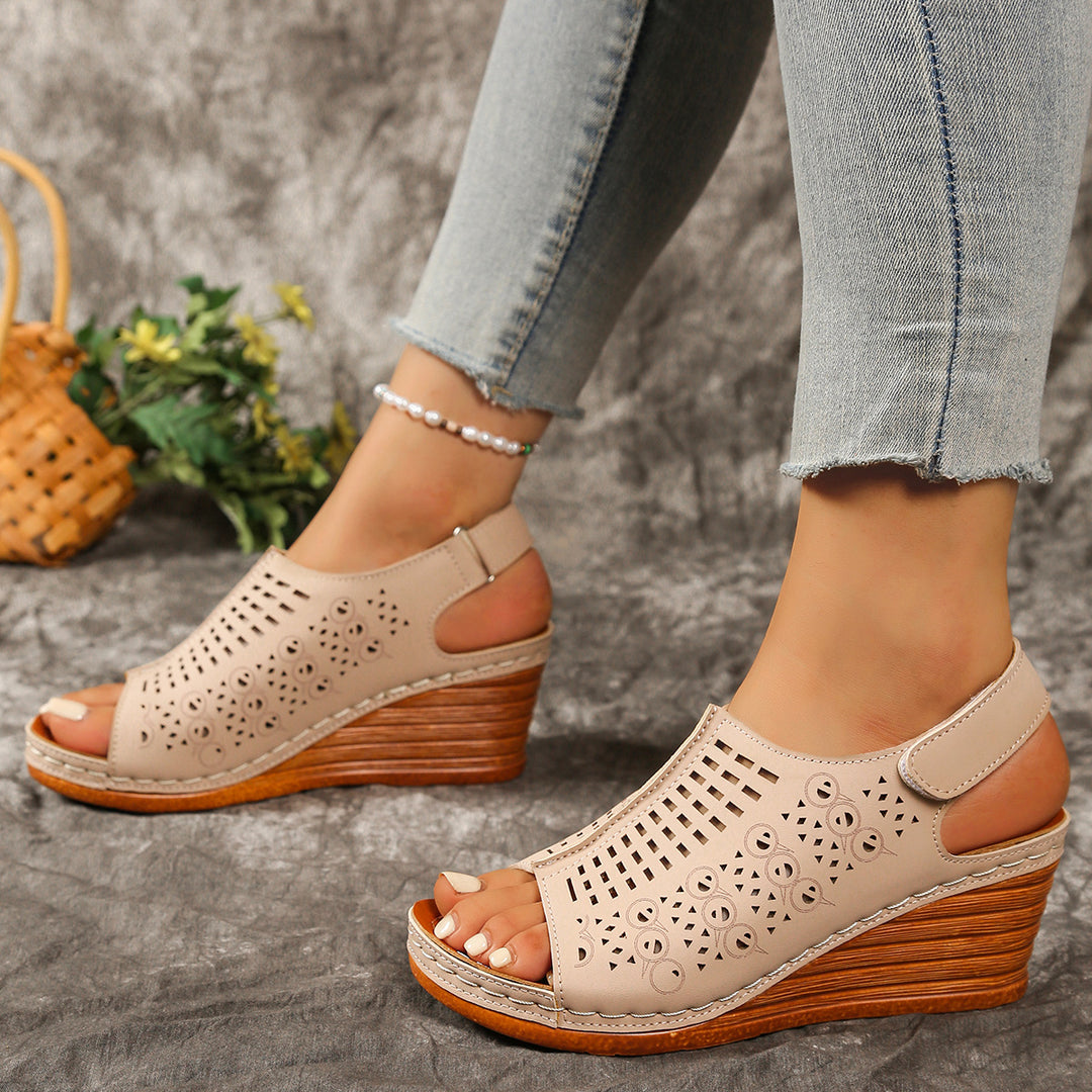 Damen Wedge-Sandaletten mit perforierter Oberfläche und elastischem Riemen EB