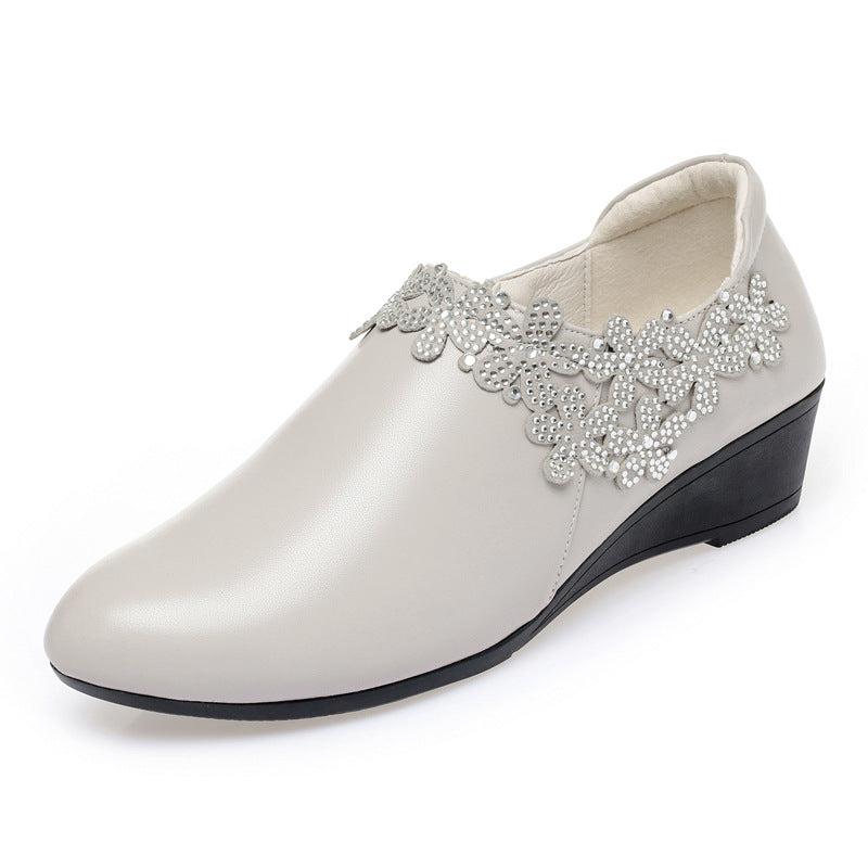 Damen elegante Wedgesandaletten mit floralem Schmuckdetail und komfortablem Fußbett EB