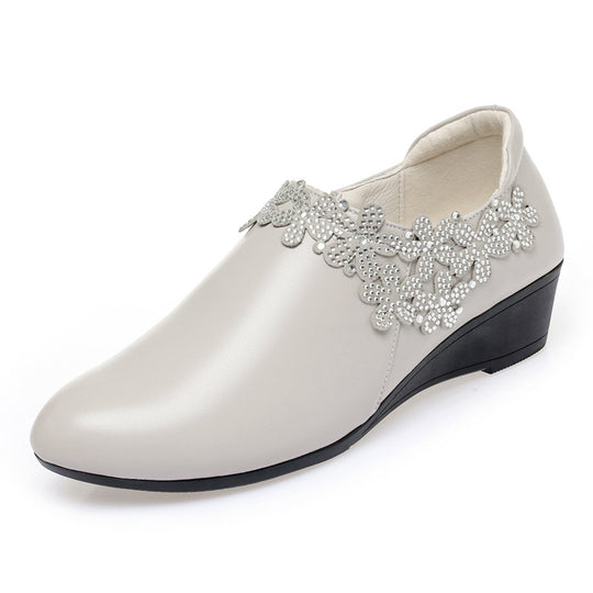 Damen elegante Wedgesandaletten mit floralem Schmuckdetail und komfortablem Fußbett EB