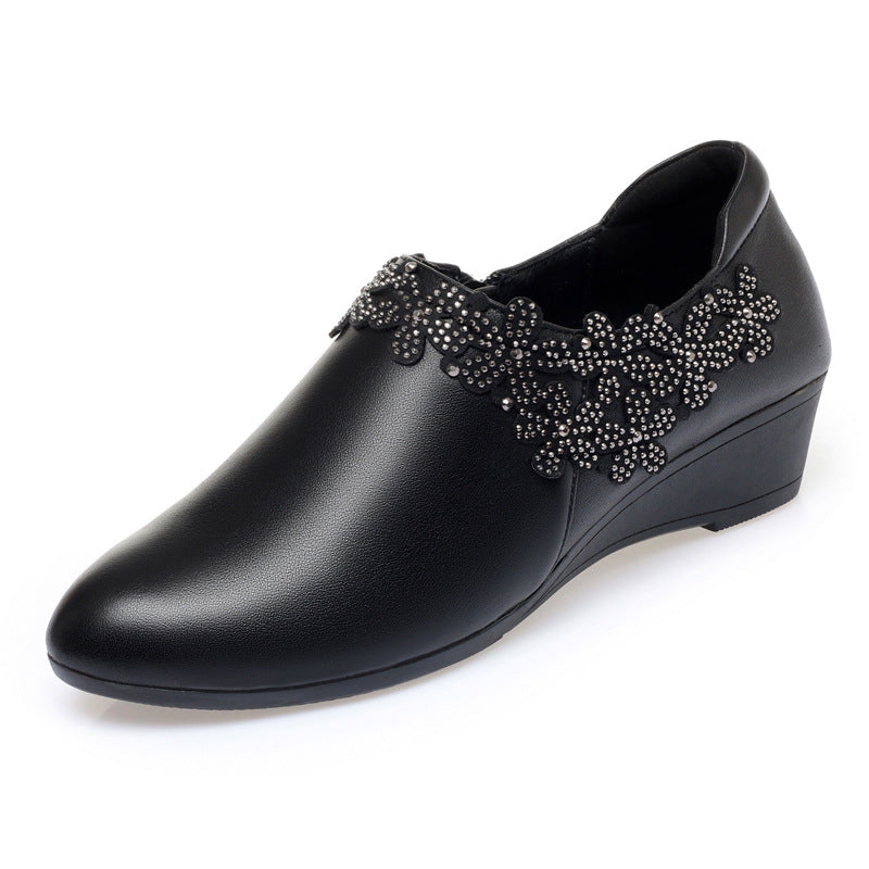 Damen elegante Wedgesandaletten mit floralem Schmuckdetail und komfortablem Fußbett EB