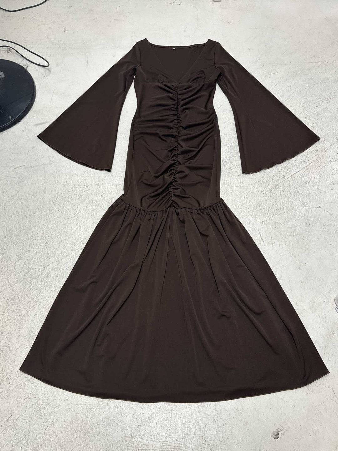 Damen nan gerafftes Maxikleid mit V-Ausschnitt, Trompetenärmeln und Stufenrüsche EB