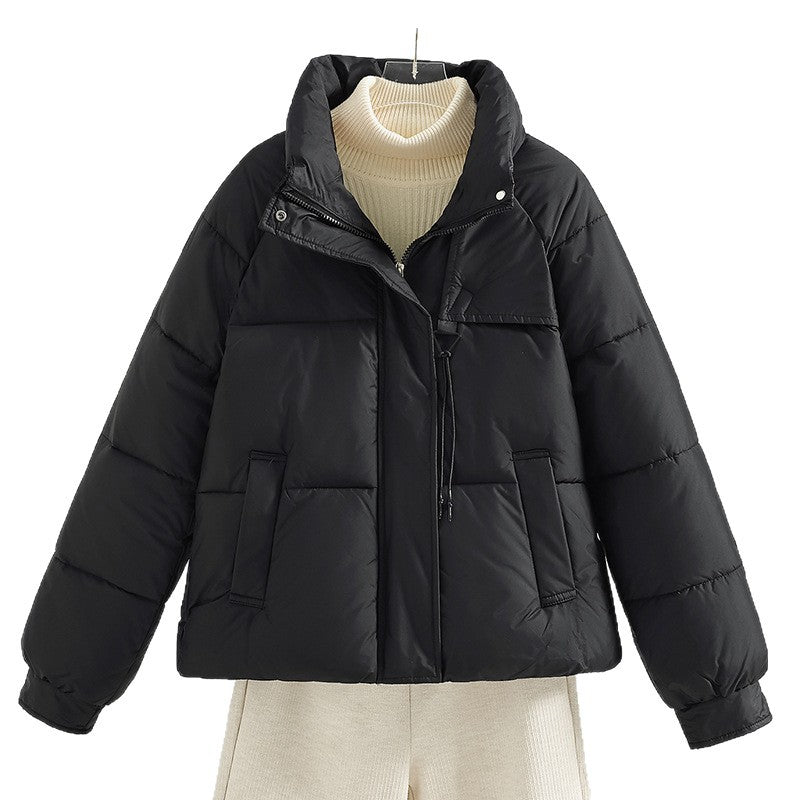 Damen nan kurze wattierte Boxy-Jacke mit hohem Stehkragen, Kordelbrustzug und schrägen Pattentaschen EB