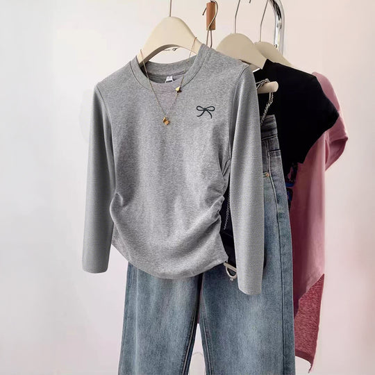 Damen nan gerüschtes Langarmshirt mit dezenter Schleifen-Stickerei und taillierter Drapierung EB