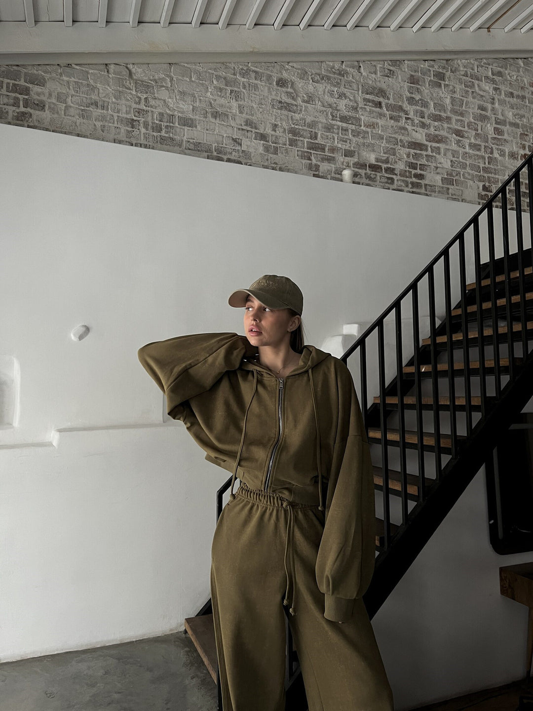 Damen kurzes Kapuzenzipper-Lounge-Set mit oversized Ärmeln und weitem Jogginghose-Schnitt EB