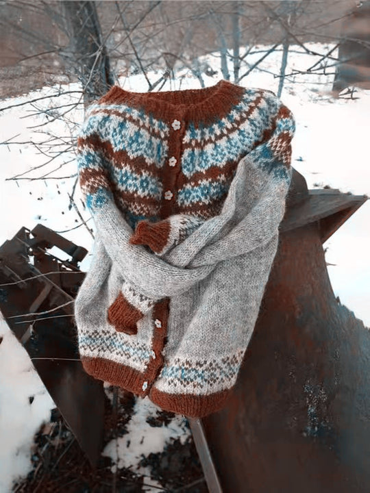 Damen nan gemusterte Strickjacke mit Rundpasse, Holzknöpfen und Eingrifftaschen EB