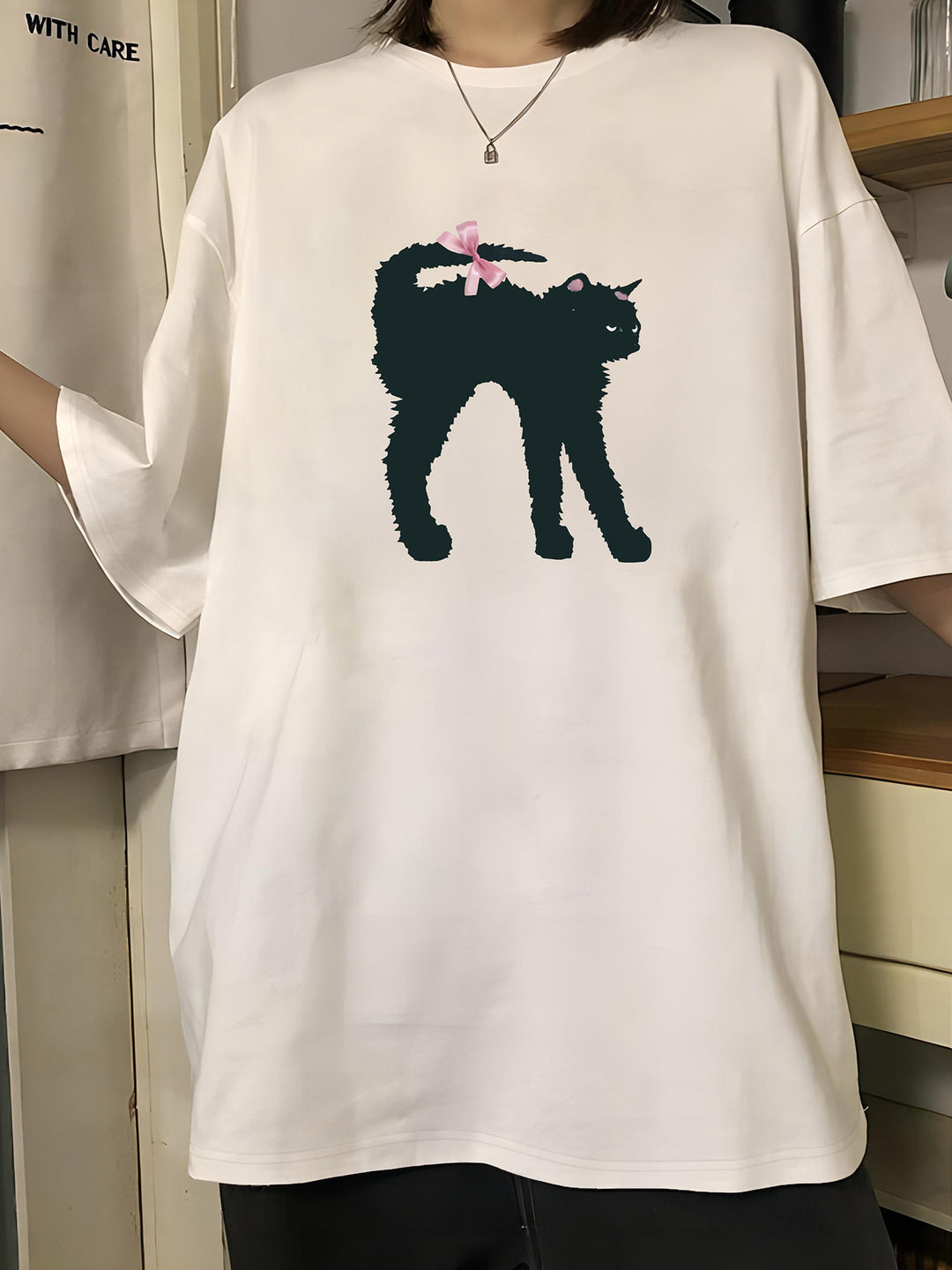 Damen T-Shirt mit kreativem Katzenmotiv und verspielter Schleife EB
