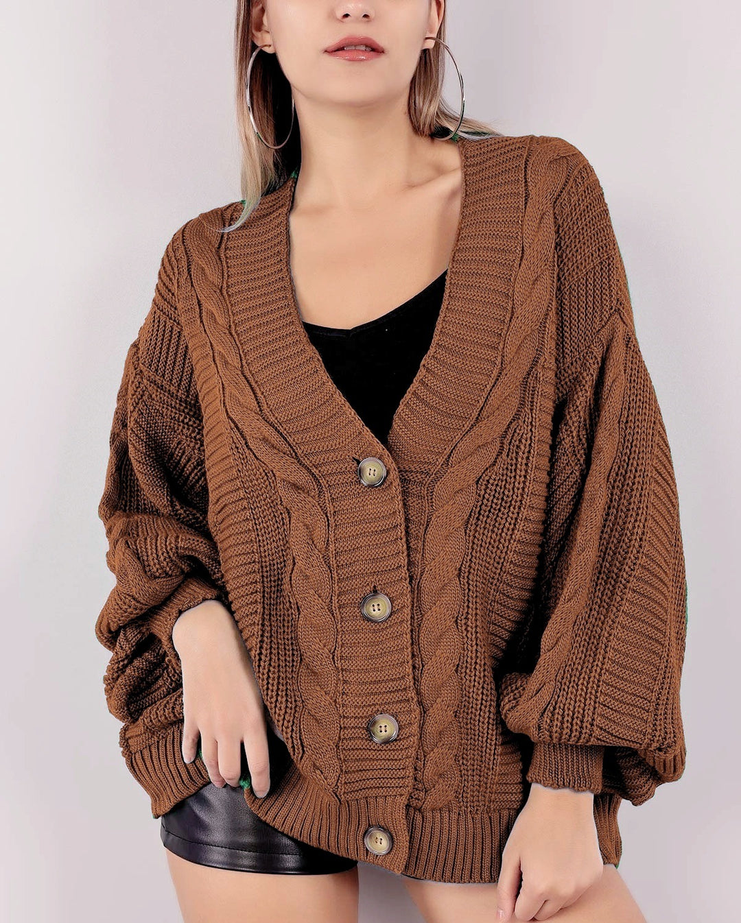 Damen Grobstrickjacke mit eleganter Knopfleiste und voluminösen Puffärmeln EB