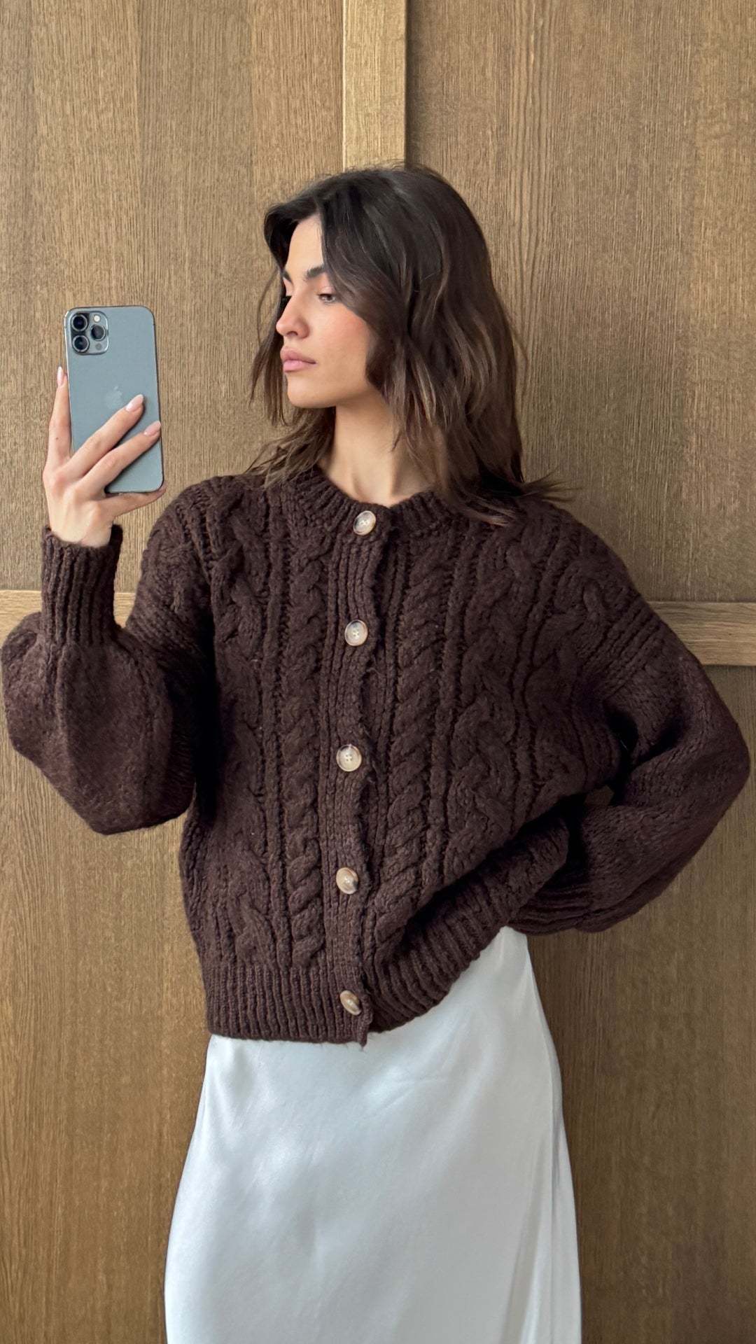 Damen Grobstrickjacke mit eleganter Knopfdetails und voluminösen Ärmeln EB