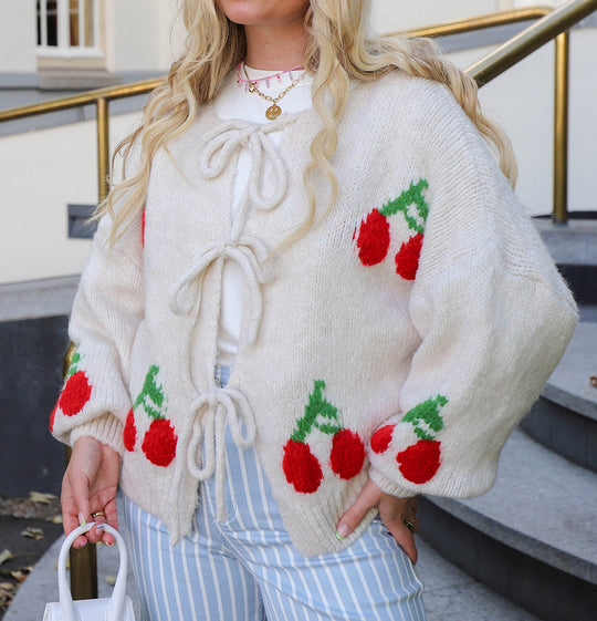 Damen Strickjacke mit verspieltem Kirschmotiv und Taillierung EB