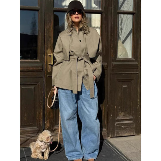 Damen lässiger Trenchcoat mit taillierbarem Gürtel und modernen Knopfdetails EB