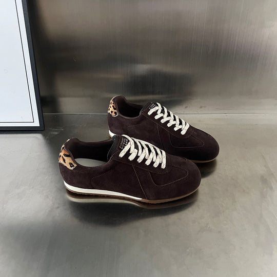 Damen Sportliche Sneakers mit modischem Wildleder-Obermaterial und einzigartigen Akzenten EB