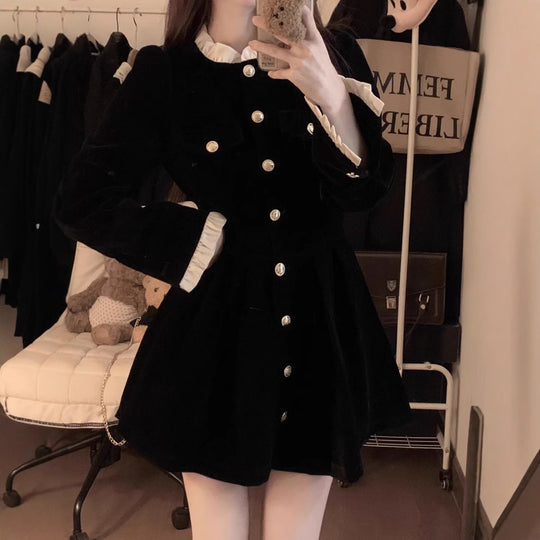 EB | Schlankes Kleid Im Chanel Stil