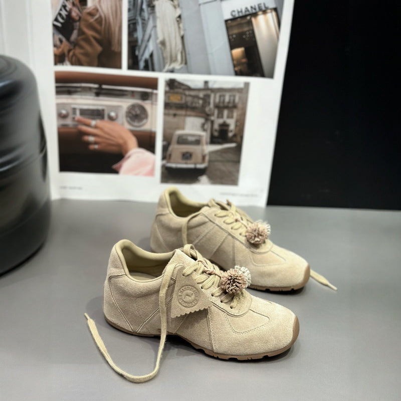 Damen Sneaker mit verspieltem Pompon-Detail und atmungsaktivem Obermaterial EB