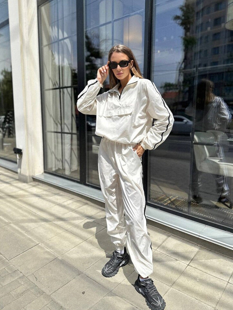 Damen Sportliches Set aus leichtem Material mit Reißverschluss EB