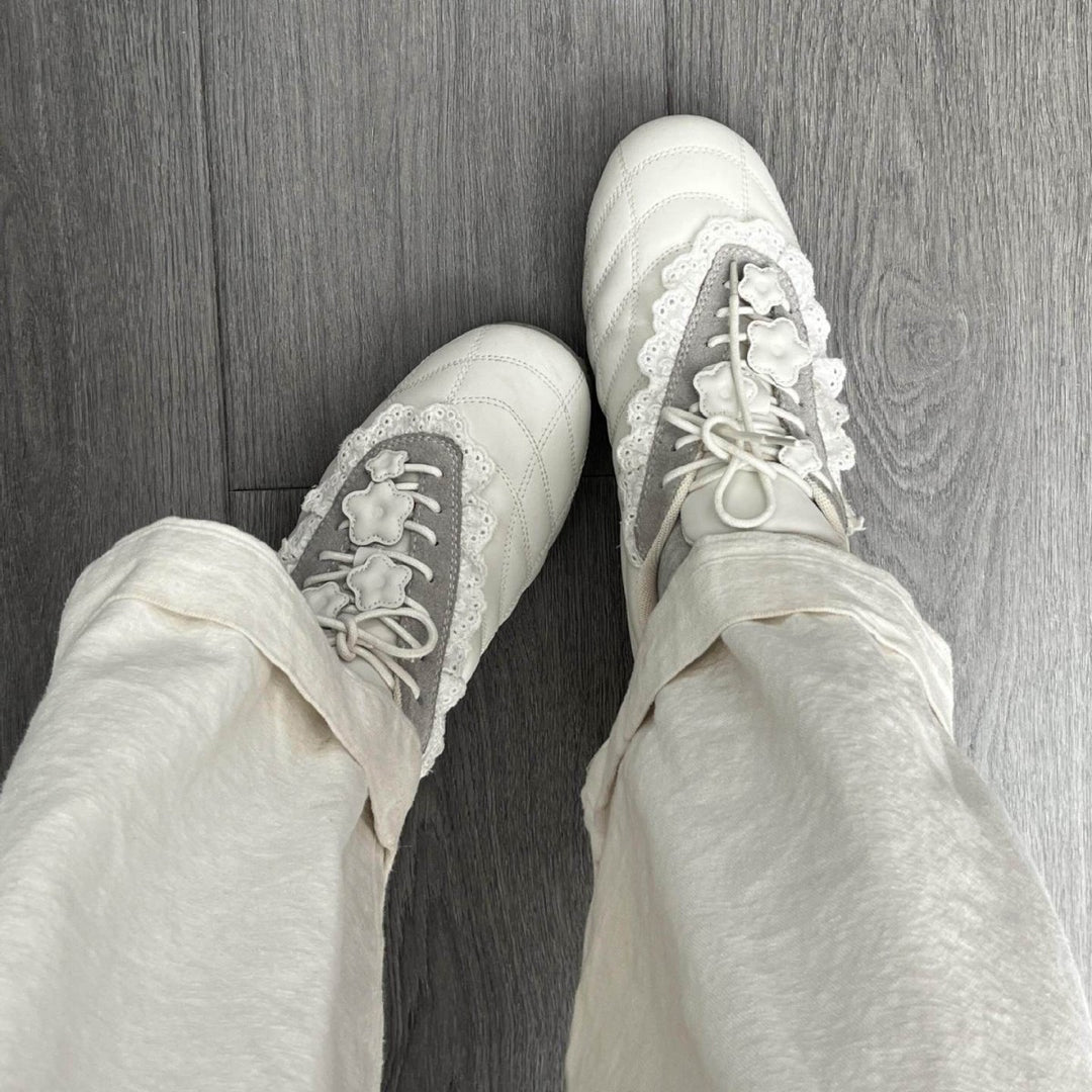 Damen Sneaker mit romantischem Spitzendetail und sportlichem Design EB