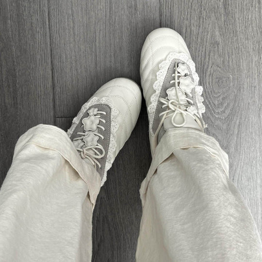 Damen Sneaker mit romantischem Spitzendetail und sportlichem Design EB