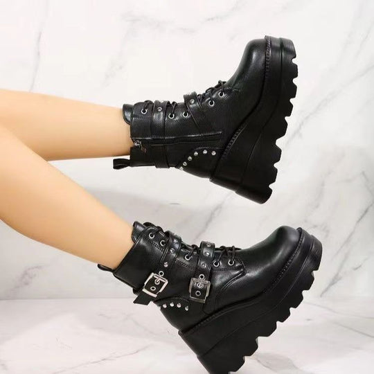 Damen Wedge-Stiefeletten mit dekorativen Schnallen und robuster Profilsohle EB