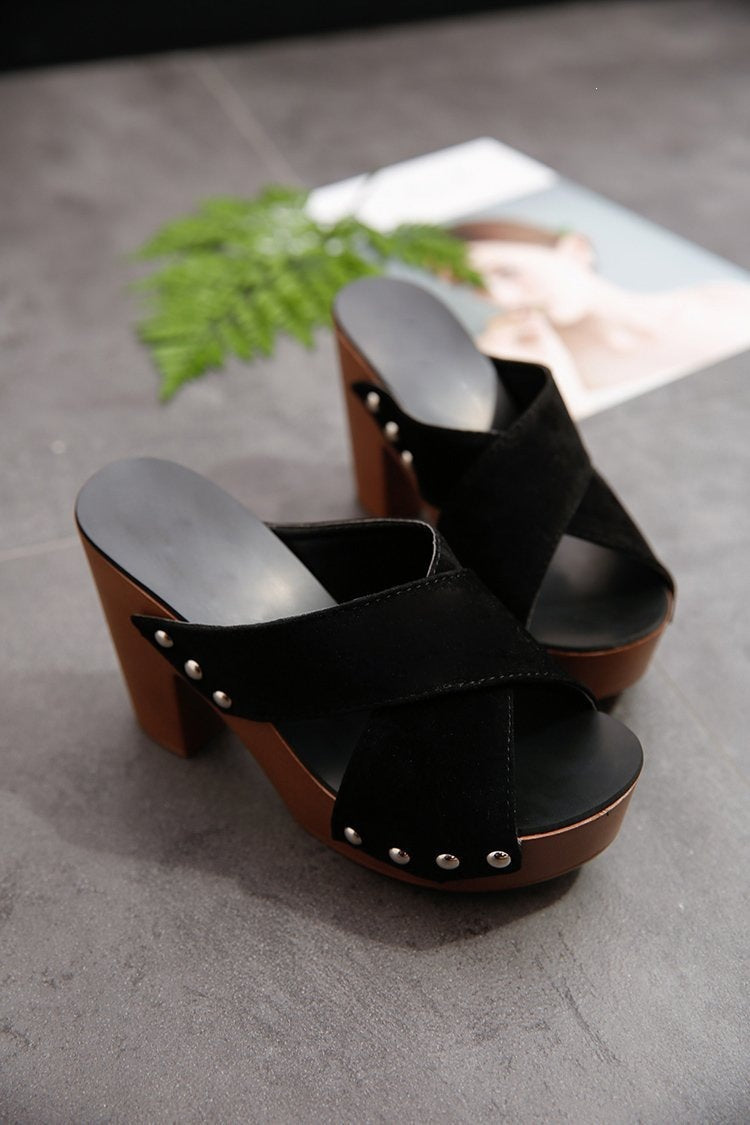 Damen Hochplateau-Sandalen mit modischen Überkreuz-Riemen und Nieten EB