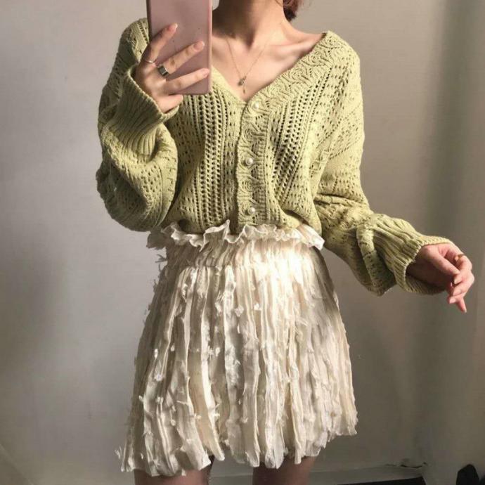 Damen Grobstrickpullover mit modischem V-Ausschnitt und Knopfdetails EB