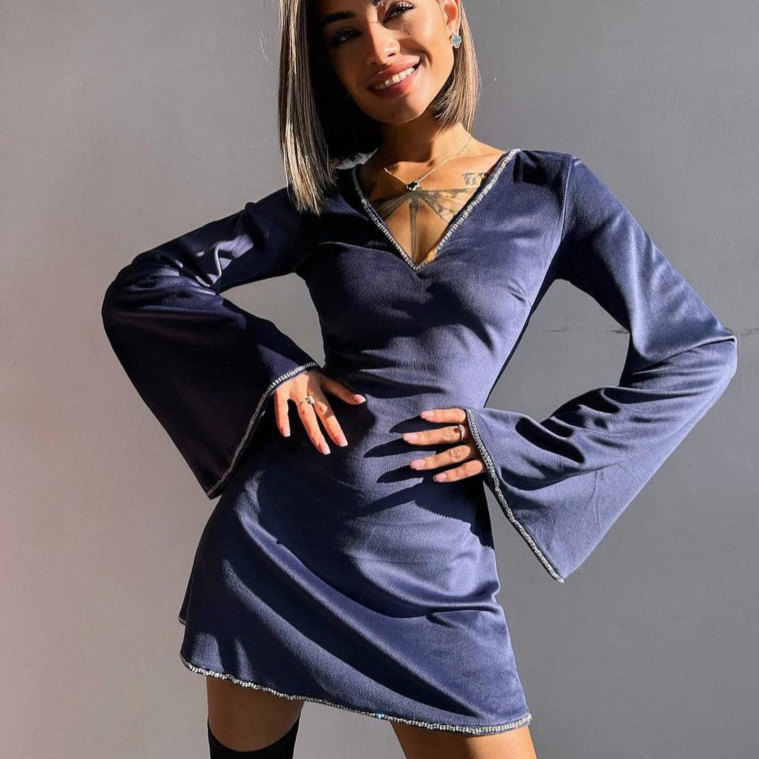 Damen Samt-Minikleid mit ausgestellten Glockenärmeln und Strassbesatz EB