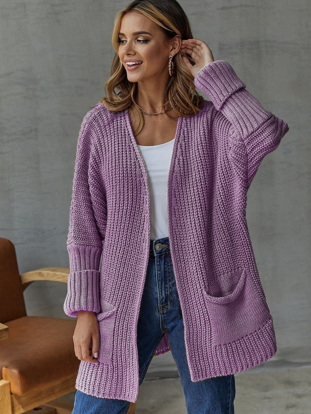 Damen Grobstrickjacke mit tiefem V-Ausschnitt und praktischen Taschen EB