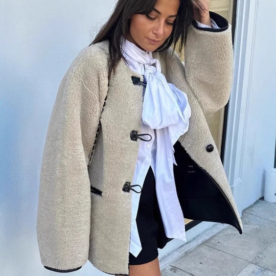 Damen Kuschelige Teddyjacke mit kontrastierenden Knopfdetails und Taschen EB