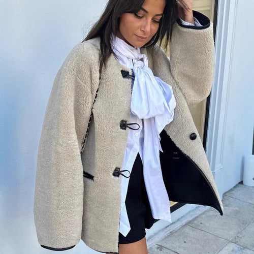 Damen Kuschelige Teddyjacke mit kontrastierenden Knopfdetails und Taschen EB