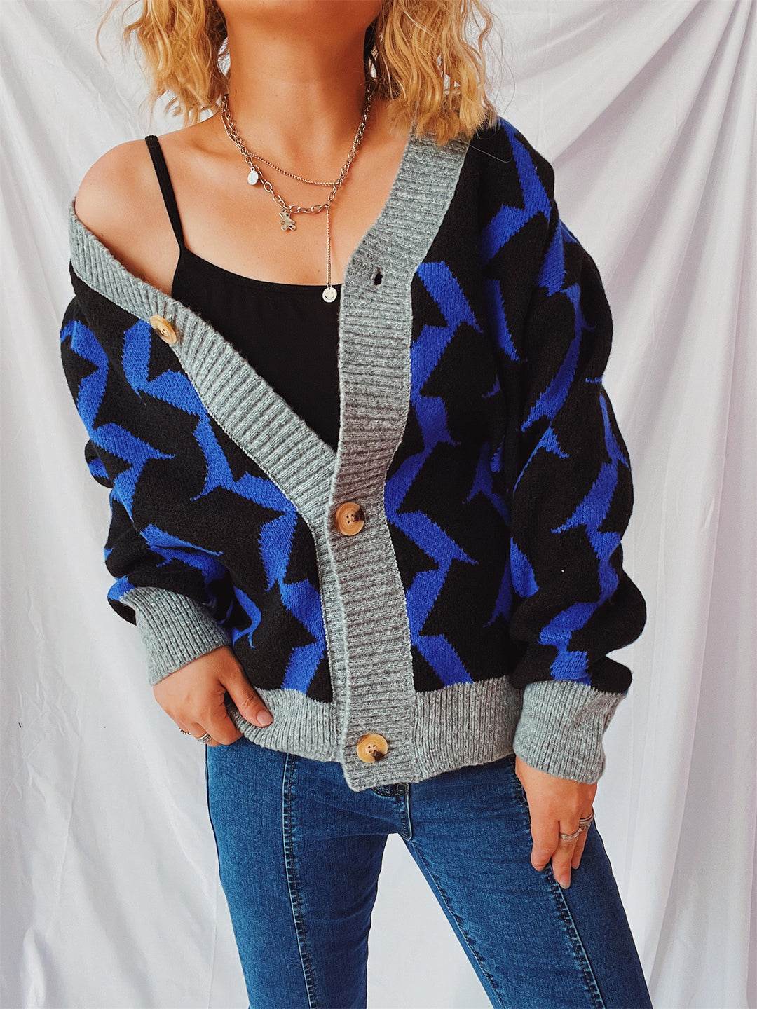 Damen Grobstrickjacke mit grafischem Muster und hochwertigen Knopfdetails EB