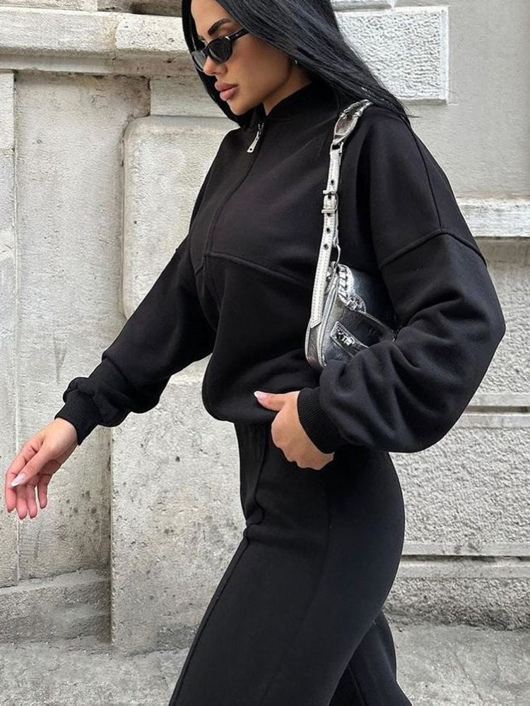 Damen sportive Oversize-Fleecejacke mit diagonaler Reißverschluss-Optik und weit geschnittener High-Waist-Jogginghose Eichborn Berlin