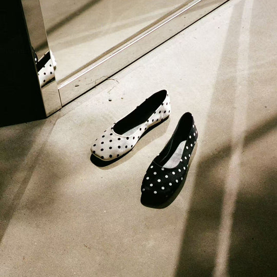 Damen Elegante und modische Ballerinas mit glänzender Oberfläche EB