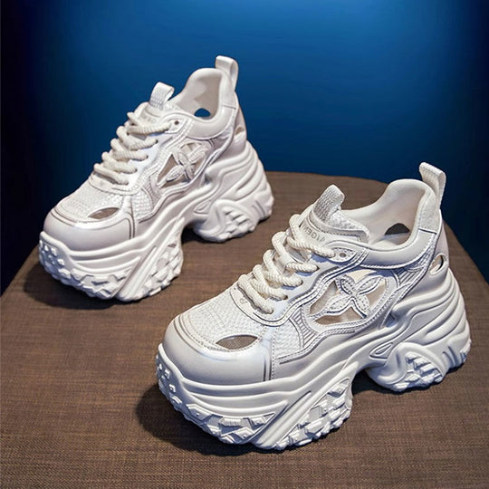 Damen Sportliche Plateau-Sneaker mit innovativem Oberflächen-Design EB