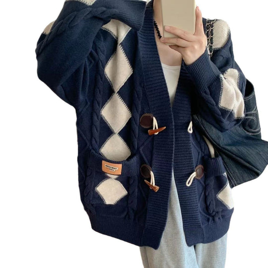 Damen Grob gestrickter Cardigan mit romantischem Rautenmuster und dekorativen Holzknöpfen EB