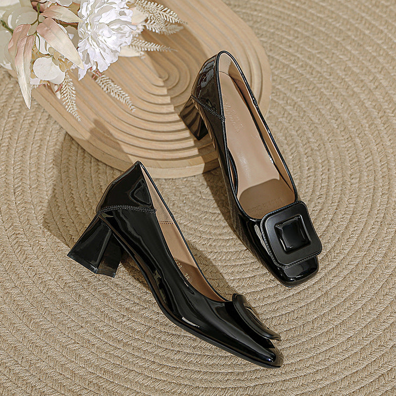 Damen elegante Lackleder-Pumps mit komfortablem Blockabsatz und dekorativer Schnalle EB