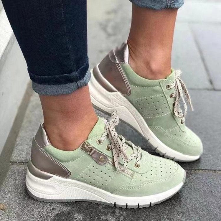 Damen Chunky-Plateau-Sneaker mit perforiertem Velours, gepolstertem Komfortfußbett und Metallic-Fersenaufbau EB