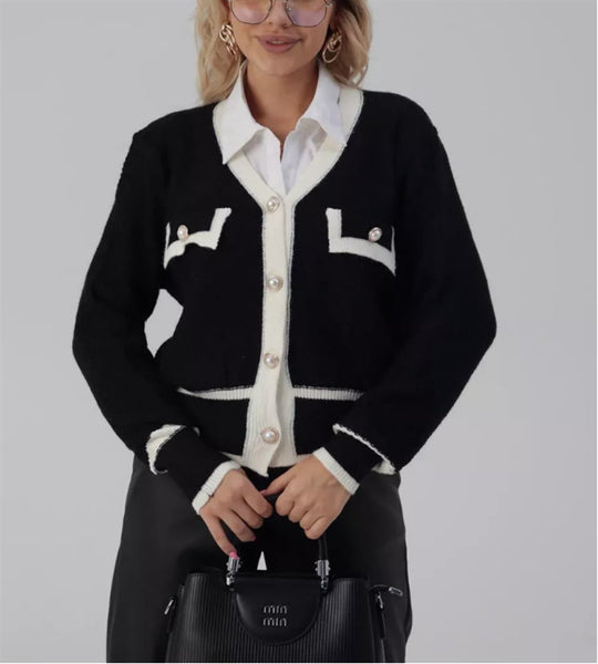 Damen Elegante Strickjacke mit Perlenknöpfen und Kontrastdetails EB