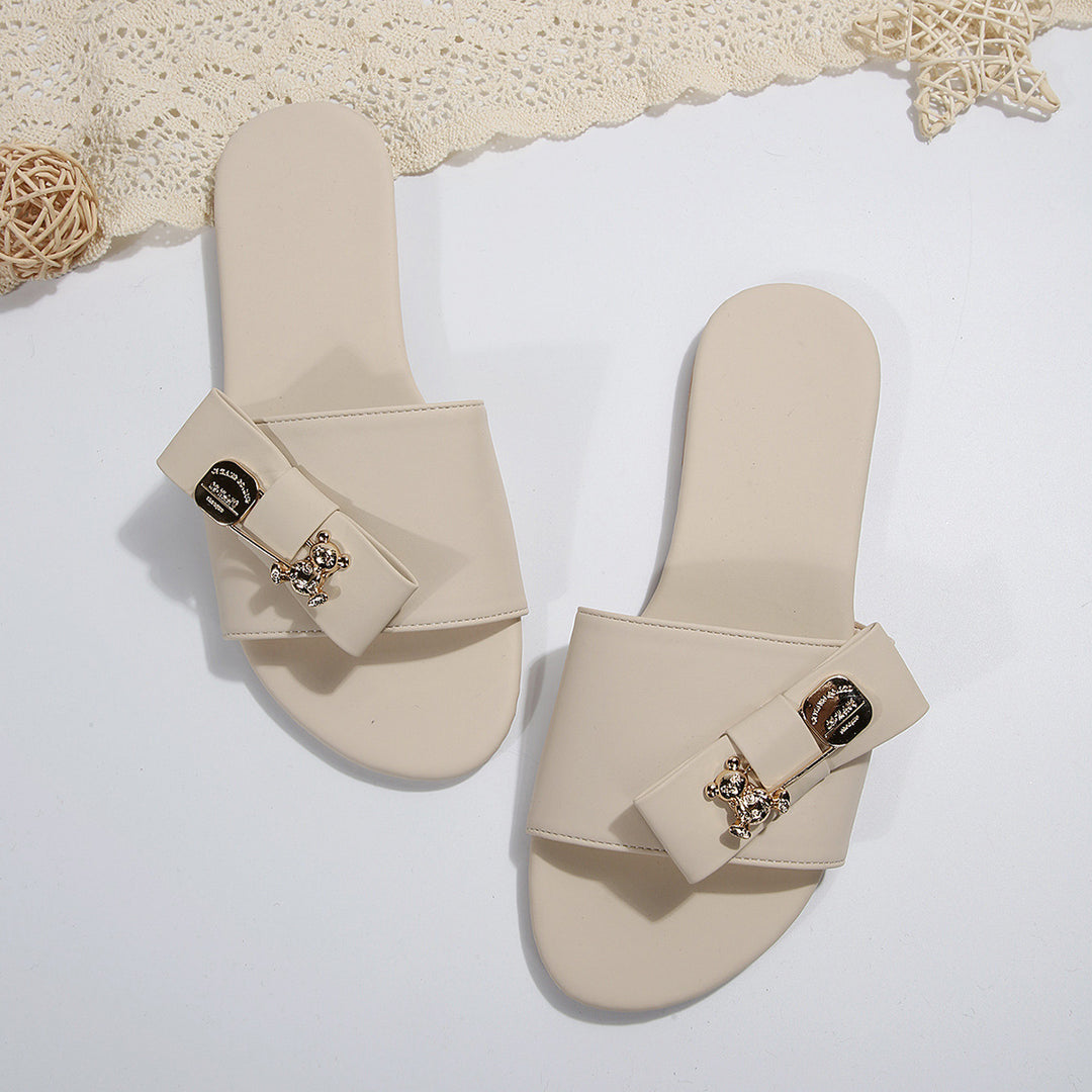 Damen elegante Slip-On Pantoletten mit verschnürtem Riemen und dekorativem Accessoire EB