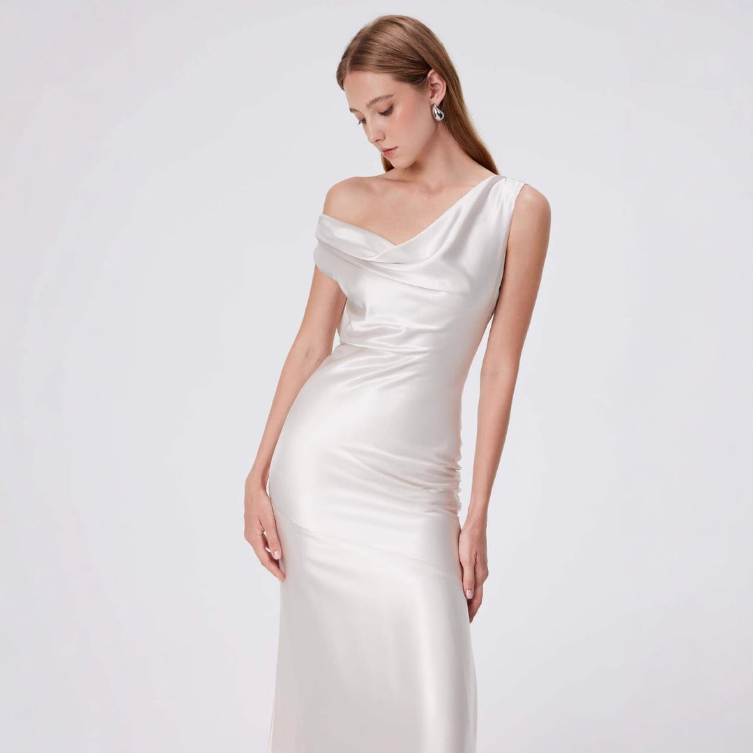 Damen elegantes Abendkleid mit fließendem Satin und raffiniertem Ausschnitt EB