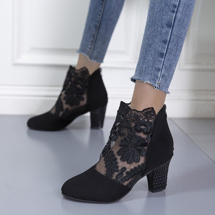 Damen Stiefelette mit transparentem Blumen-Spitzeinsatz und dekorativem Blockabsatz EB