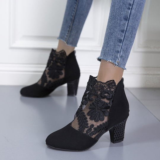 Damen Stiefelette mit transparentem Blumen-Spitzeinsatz und dekorativem Blockabsatz EB