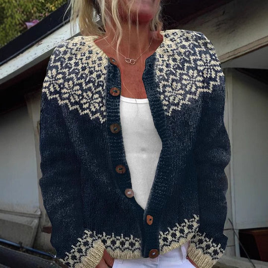 Damen nan gemusterte Strickjacke mit Rundpasse, Holzknöpfen und Eingrifftaschen EB