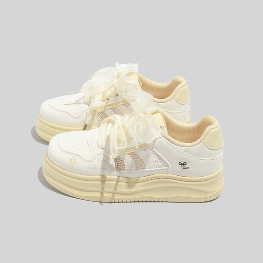 Damen Sportliche Sneaker mit dekorativen Details und atmungsaktiven Netz-Einsätzen EB
