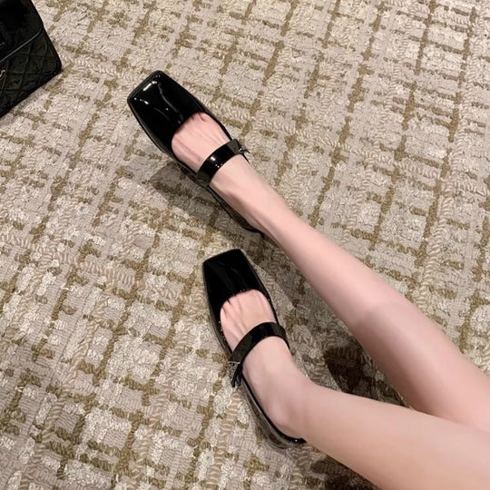 Damen Ballerinas mit quadratischem Zehenbereich und elegantem Riemen EB