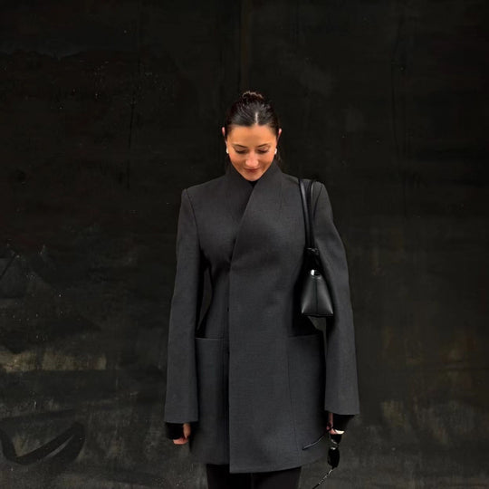 Damen nan taillierter Blazerkleid-Mantel mit Stehkragen, markanter Schulterform und aufgesetzten Taschen EB